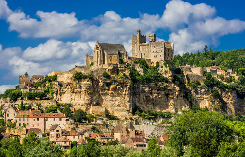 Το γαλλικό χωριό με τα φιδογυριστά δρομάκια και το επιβλητικό κάστρο 2