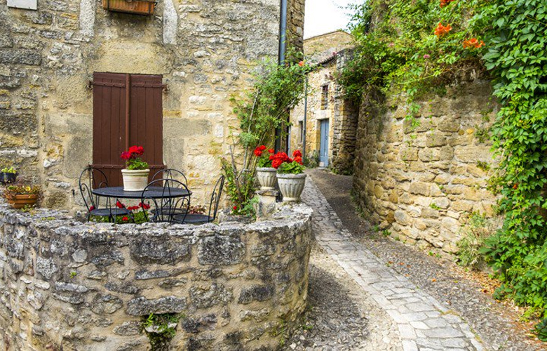 Το γαλλικό χωριό με τα φιδογυριστά δρομάκια και το επιβλητικό κάστρο 4