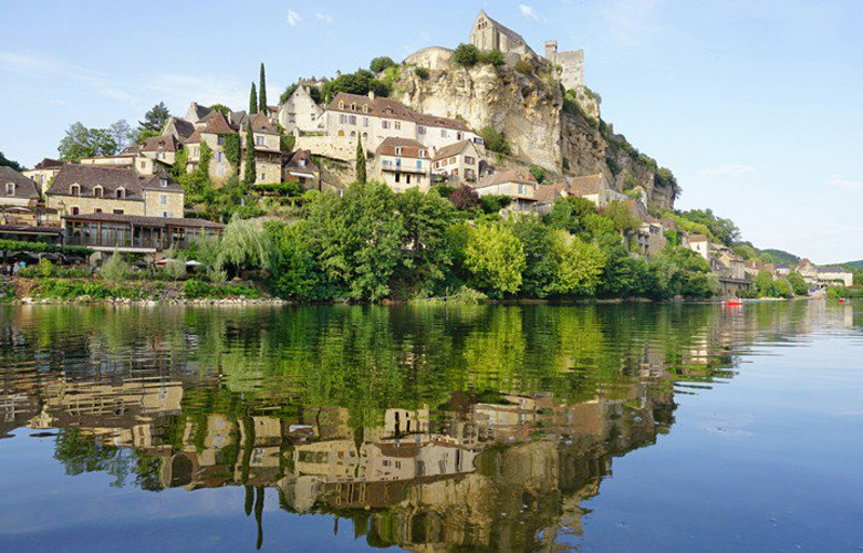 Το γαλλικό χωριό με τα φιδογυριστά δρομάκια και το επιβλητικό κάστρο 1