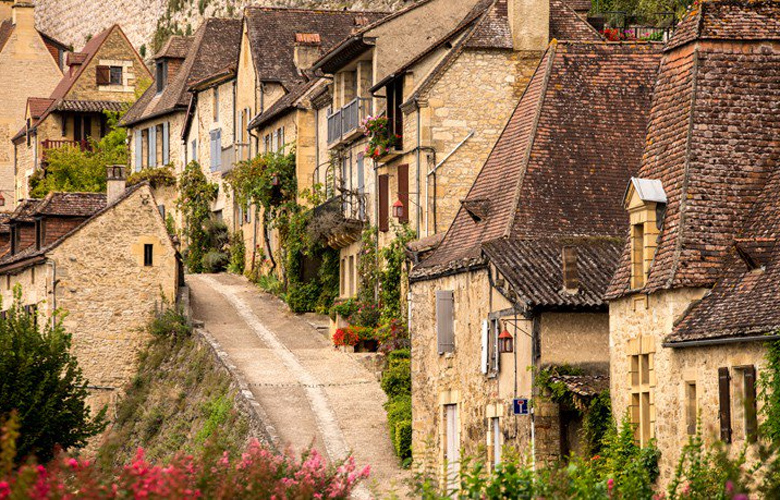 Το γαλλικό χωριό με τα φιδογυριστά δρομάκια και το επιβλητικό κάστρο 3