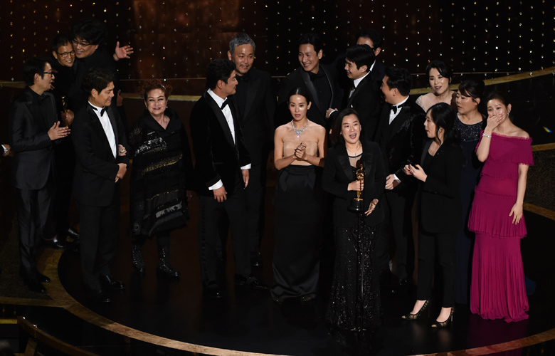 Μεγάλη ανατροπή στα Oscar, τα Παράσιτα καλύτερη ταινία – Βραβεία σε Χόακιν Φίνιξ και Ζελβέργκερ