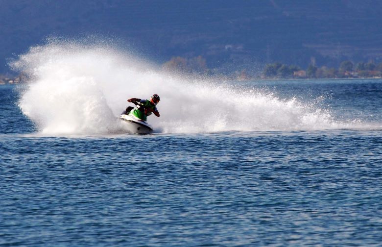 Σύλληψη ιδιοκτήτη jet ski που τα εκμίσθωνε σε άτομα χωρίς άδεια χειριστή στην Χαλκιδική