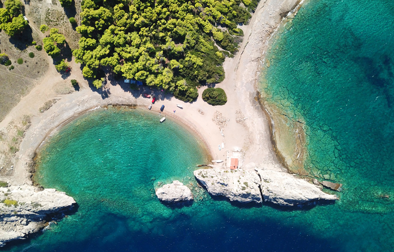 Μια… ανάσα από την Αθήνα 3 εντυπωσιακές παραλίες της Πελοποννήσου – News.gr