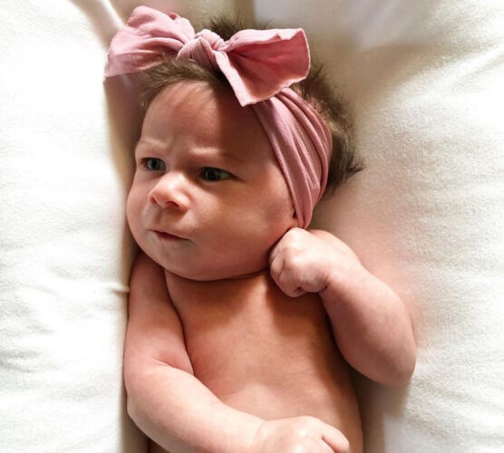 Το μωρό που γεννήθηκε «θυμωμένο» και έχει γίνει viral – Η απίστευτη ιστορία για το πώς ήρθε στον κόσμο