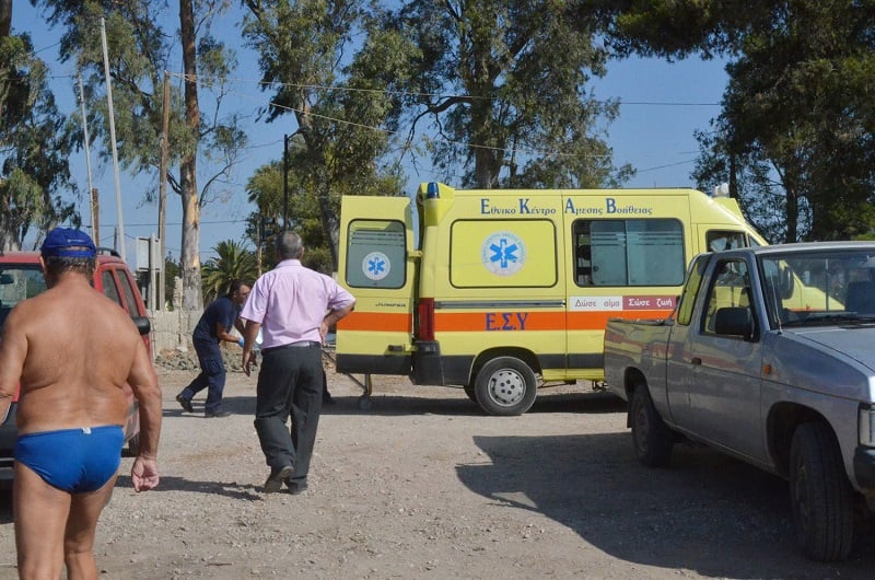 Ταχύπλοο σκάφος έπεσε στα βράχια στην περιοχή της Βούλας – Δύο τραυματίες