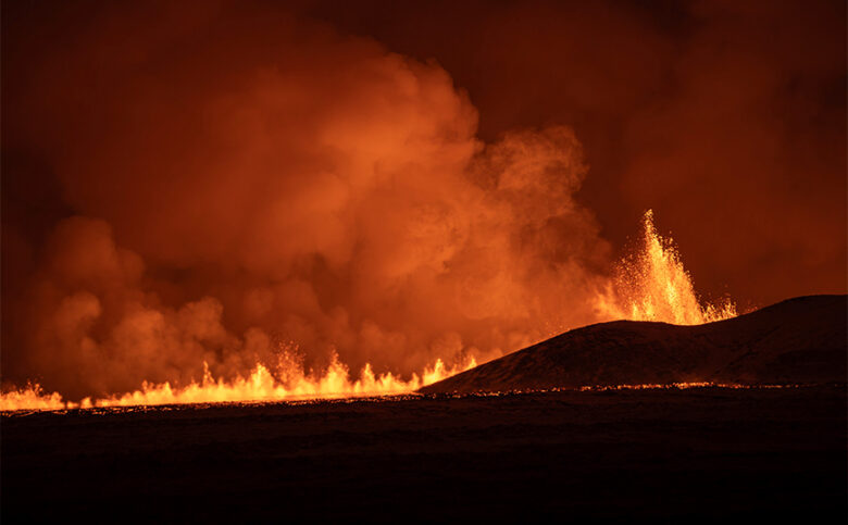 Ισλανδία: Εξερράγη το ηφαίστειο στη χερσόνησο Ρέικιανες – Δείτε εικόνες που κόβουν την ανάσα