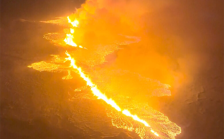 Ισλανδία: Εξερράγη το ηφαίστειο στη χερσόνησο Ρέικιανες – Δείτε εικόνες που κόβουν την ανάσα