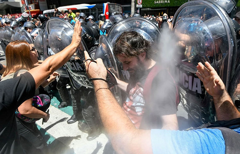 Αργεντινή: Χιλιάδες διαδηλωτές στους δρόμους κατά των πολιτικών του ακραίου φιλελεύθερου Μιλέι