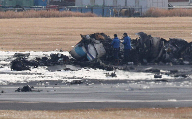 Πυρκαγιά σε αεροπλάνο της Japan Airlines: Δείτε φωτογραφίες από τα απομεινάρια του κατεστραμμένου Airbus στο φως της ημέρας