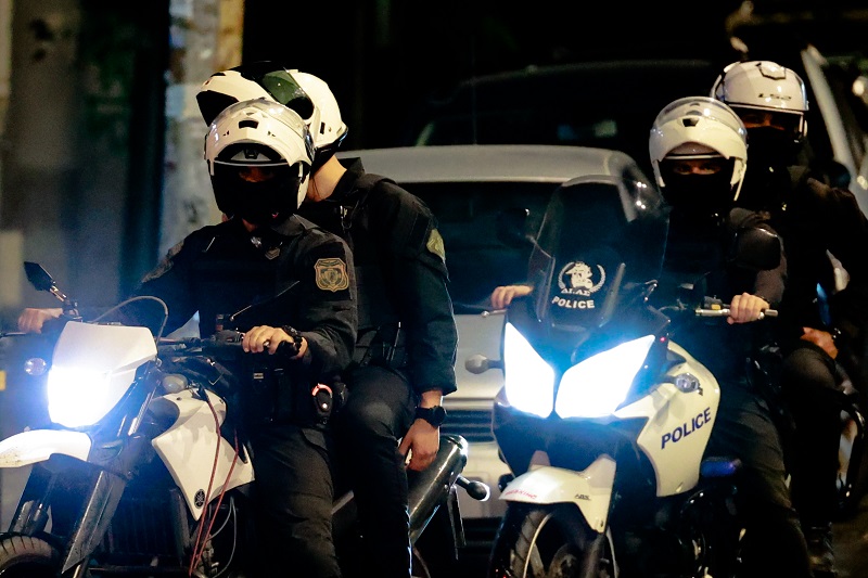 Συνελήφθησαν μετά από καταδίωξη ένας 18χρονος και ένας 16χρονος στο Μοσχάτο – Επέβαιναν σε κλεμμένη μηχανή