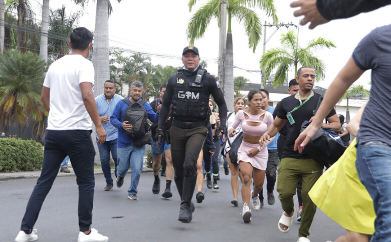Κρίση στον Ισημερινό: Στο έλεος της βίας η χώρα – Ένοπλοι μασκοφόροι εισβάλλουν στο πλατό της δημόσιας τηλεόρασης, ομηρείες σε ζωντανή μετάδοση