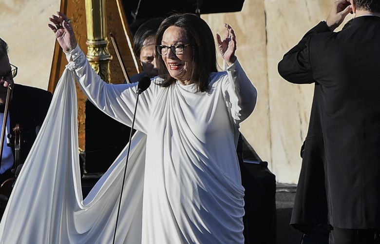 Με Νάνα Μούσχουρη οι εορτασμοί στην Γαλλία για τα 80 χρόνια από την συνθηκολόγηση της ναζιστικής Γερμανίας