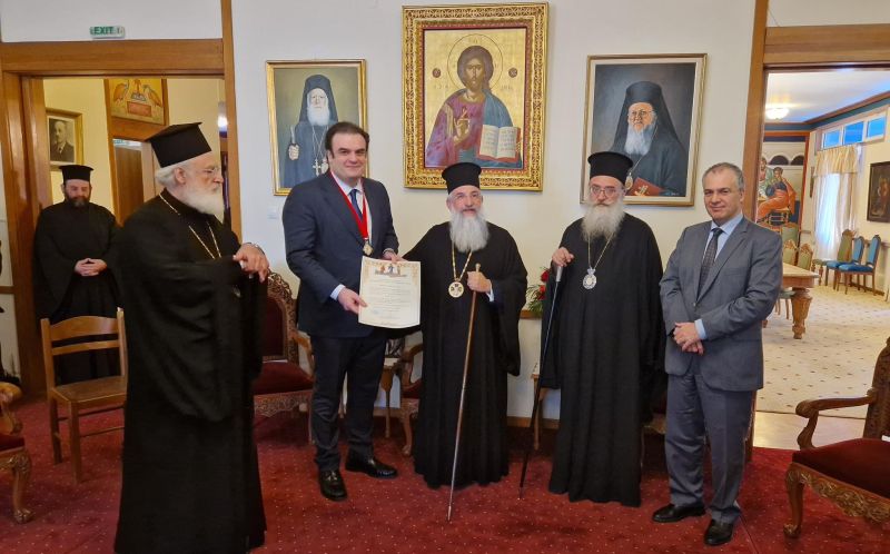The Church of Crete awarded Kyriakos Pierrakakis the Cross of the Apostles Paul and Titus