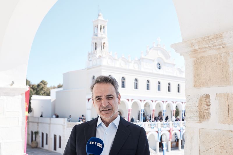Kyriakos Mitsotakis: Saint Easter reminds us that through pain and difficulties the light and hope are eventually born of pain and difficulties.