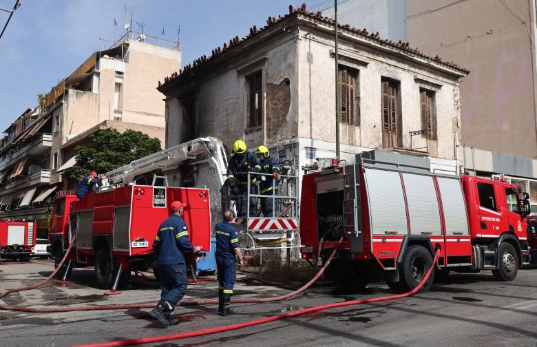 Σβήστηκε η φωτιά σε εγκαταλελειμμένο κτήριο στην οδό Λιοσίων