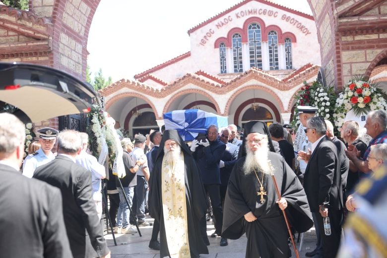 Sadness at the funeral of former Minister Apostolos Vesiropoulos – See pictures
