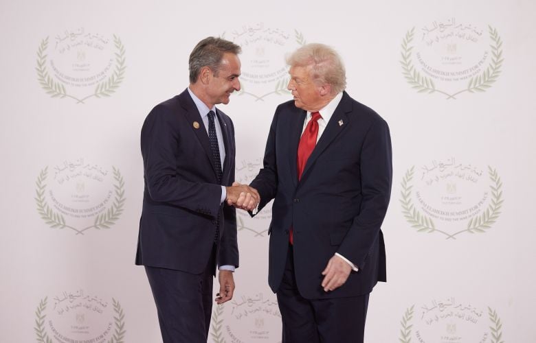 Warm handshake Mitsotaki with Trump at the Gaza Session – See pictures