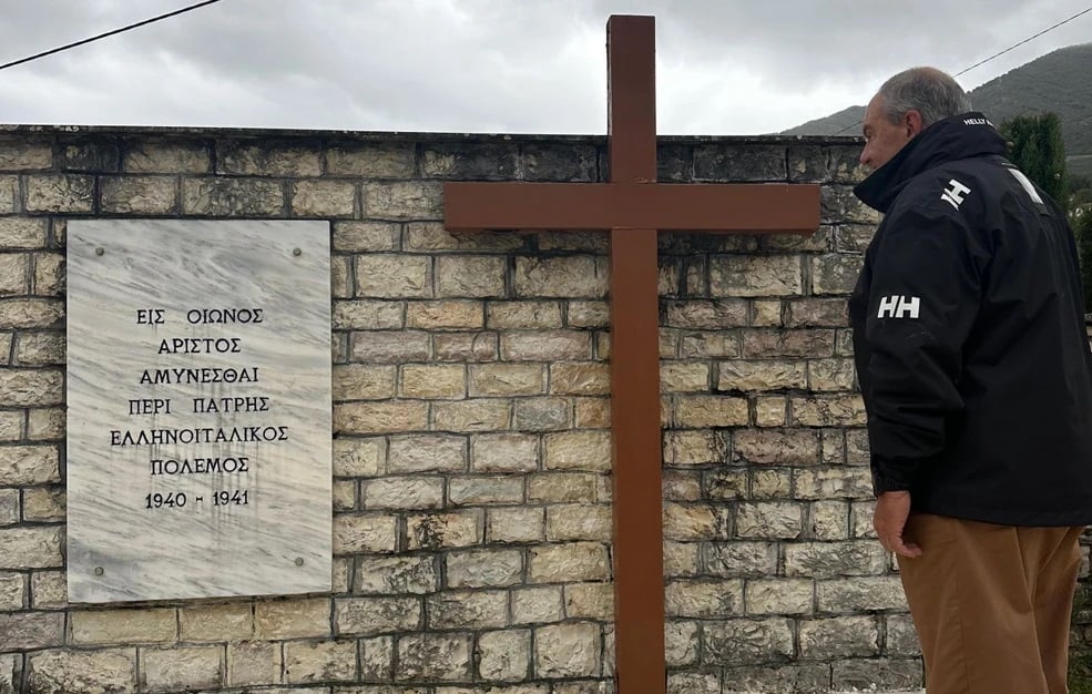 Kostas Karamanlis paid tribute to the monuments of fallen Greeks in Northern Epirus