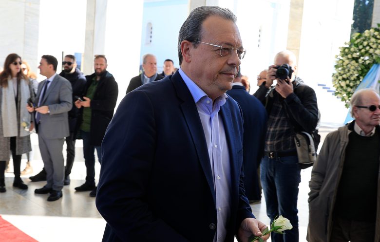 Σε κλίμα συγκίνησης η κηδεία της Σύλβας Ακρίτα στο Α’ Νεκροταφείο Αθηνών 9 Σε κλίμα συγκίνησης η κηδεία της Σύλβας Ακρίτα στο Α’ Νεκροταφείο Αθηνών