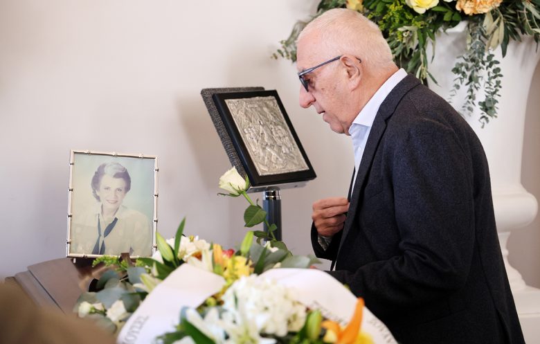 Σε κλίμα συγκίνησης η κηδεία της Σύλβας Ακρίτα στο Α’ Νεκροταφείο Αθηνών 15 Σε κλίμα συγκίνησης η κηδεία της Σύλβας Ακρίτα στο Α’ Νεκροταφείο Αθηνών