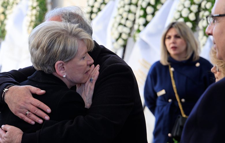 Σε κλίμα συγκίνησης η κηδεία της Σύλβας Ακρίτα στο Α’ Νεκροταφείο Αθηνών 3 Σε κλίμα συγκίνησης η κηδεία της Σύλβας Ακρίτα στο Α’ Νεκροταφείο Αθηνών