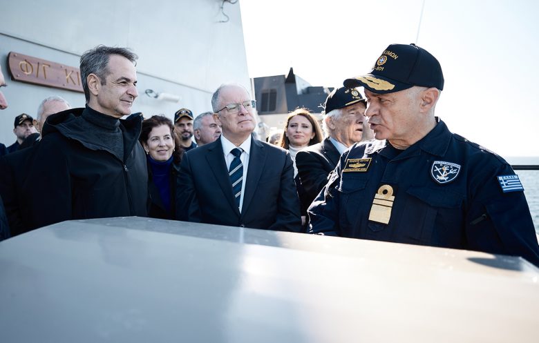 Στην τελετή παράδοσης της φρεγάτας «Κϊμων» ο Μητσοτάκης – «Χρέος μου να παραδώσω μία πατρίδα πιο ασφαλή απ’ ό,τι την παρέλαβα» 13 Στην τελετή παράδοσης της φρεγάτας «Κϊμων» ο Μητσοτάκης – «Χρέος μου να παραδώσω μία πατρίδα πιο ασφαλή απ’ ό,τι την παρέλαβα»