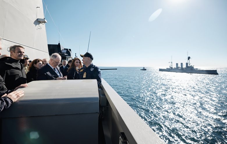 Στην τελετή παράδοσης της φρεγάτας «Κϊμων» ο Μητσοτάκης – «Χρέος μου να παραδώσω μία πατρίδα πιο ασφαλή απ’ ό,τι την παρέλαβα» 15 Στην τελετή παράδοσης της φρεγάτας «Κϊμων» ο Μητσοτάκης – «Χρέος μου να παραδώσω μία πατρίδα πιο ασφαλή απ’ ό,τι την παρέλαβα»