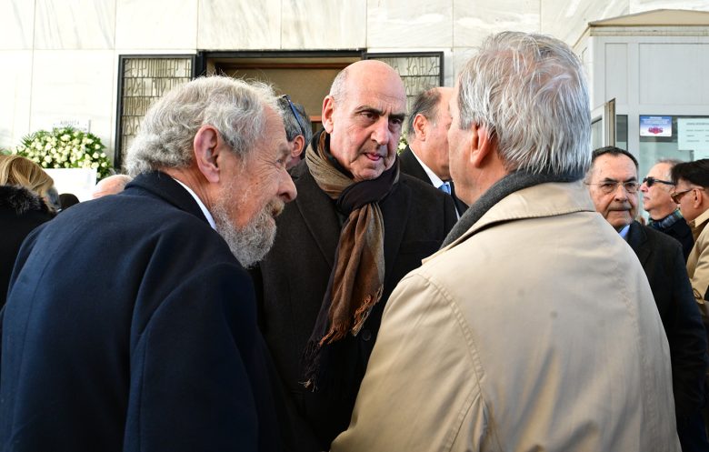 Στο Α’ Νεκροταφείο η κηδεία της Άννας Ψαρούδα-Μπενάκη – Δείτε φωτογραφίες 39 Στο Α’ Νεκροταφείο η κηδεία της Άννας Ψαρούδα-Μπενάκη – Δείτε φωτογραφίες