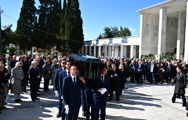 Στο Α’ Νεκροταφείο η κηδεία της Άννας Ψαρούδα-Μπενάκη – Δείτε φωτογραφίες 45 Στο Α’ Νεκροταφείο η κηδεία της Άννας Ψαρούδα-Μπενάκη – Δείτε φωτογραφίες