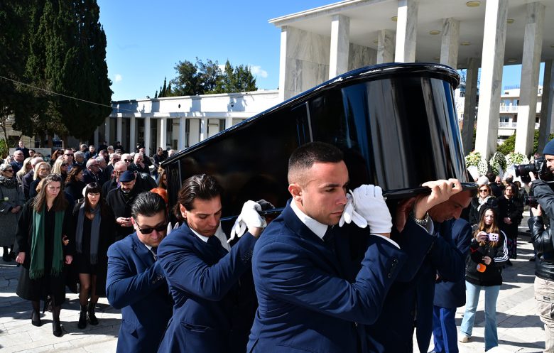 Στο Α’ Νεκροταφείο η κηδεία της Άννας Ψαρούδα-Μπενάκη – Δείτε φωτογραφίες 47 Στο Α’ Νεκροταφείο η κηδεία της Άννας Ψαρούδα-Μπενάκη – Δείτε φωτογραφίες