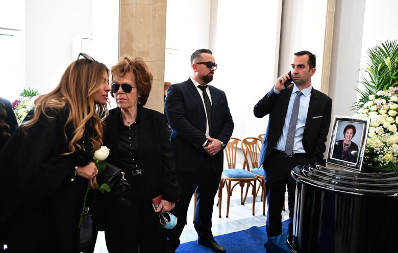 Στο Α’ Νεκροταφείο η κηδεία της Άννας Ψαρούδα-Μπενάκη – Δείτε φωτογραφίες 3 Στο Α’ Νεκροταφείο η κηδεία της Άννας Ψαρούδα-Μπενάκη – Δείτε φωτογραφίες