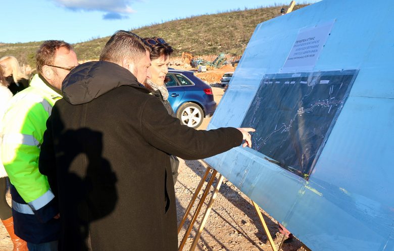 Χαρδαλιάς από τη Μάνδρα: «Μέσα από ένα ολιστικό σχέδιο μέχρι το 2028, ξεκινάμε παρεμβάσεις 40 εκατ. ευρώ κάθε χρόνο για τα οδικά δίκτυά μας» 1 Χαρδαλιάς από τη Μάνδρα: «Μέσα από ένα ολιστικό σχέδιο μέχρι το 2028, ξεκινάμε παρεμβάσεις 40 εκατ. ευρώ κάθε χρόνο για τα οδικά δίκτυά μας»