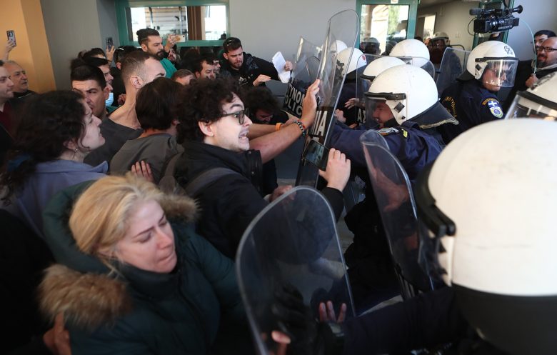 Μεγάλη ένταση στο νοσοκομείο Νίκαιας κατά την επίσκεψη του Άδωνι Γεωργιάδη – Τον υποδέχθηκαν με αποδοκιμασίες και συνθήματα 13 Μεγάλη ένταση στο νοσοκομείο Νίκαιας κατά την επίσκεψη του Άδωνι Γεωργιάδη – Τον υποδέχθηκαν με αποδοκιμασίες και συνθήματα