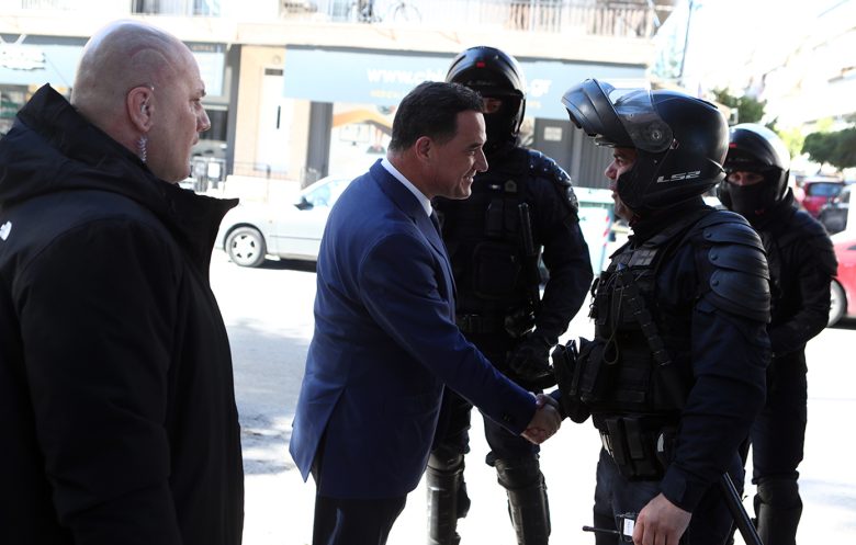 Μεγάλη ένταση στο νοσοκομείο Νίκαιας κατά την επίσκεψη του Άδωνι Γεωργιάδη – Τον υποδέχθηκαν με αποδοκιμασίες και συνθήματα 17 Μεγάλη ένταση στο νοσοκομείο Νίκαιας κατά την επίσκεψη του Άδωνι Γεωργιάδη – Τον υποδέχθηκαν με αποδοκιμασίες και συνθήματα