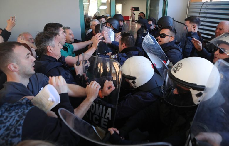 Μεγάλη ένταση στο νοσοκομείο Νίκαιας κατά την επίσκεψη του Άδωνι Γεωργιάδη – Τον υποδέχθηκαν με αποδοκιμασίες και συνθήματα 1 Μεγάλη ένταση στο νοσοκομείο Νίκαιας κατά την επίσκεψη του Άδωνι Γεωργιάδη – Τον υποδέχθηκαν με αποδοκιμασίες και συνθήματα