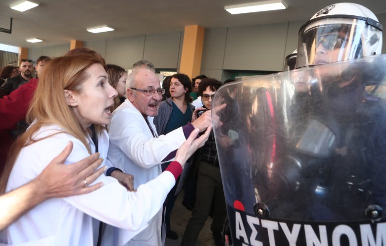 Μεγάλη ένταση στο νοσοκομείο Νίκαιας κατά την επίσκεψη του Άδωνι Γεωργιάδη – Τον υποδέχθηκαν με αποδοκιμασίες και συνθήματα 3 Μεγάλη ένταση στο νοσοκομείο Νίκαιας κατά την επίσκεψη του Άδωνι Γεωργιάδη – Τον υποδέχθηκαν με αποδοκιμασίες και συνθήματα