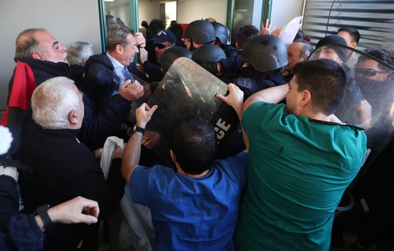 Μεγάλη ένταση στο νοσοκομείο Νίκαιας κατά την επίσκεψη του Άδωνι Γεωργιάδη – Τον υποδέχθηκαν με αποδοκιμασίες και συνθήματα 5 Μεγάλη ένταση στο νοσοκομείο Νίκαιας κατά την επίσκεψη του Άδωνι Γεωργιάδη – Τον υποδέχθηκαν με αποδοκιμασίες και συνθήματα