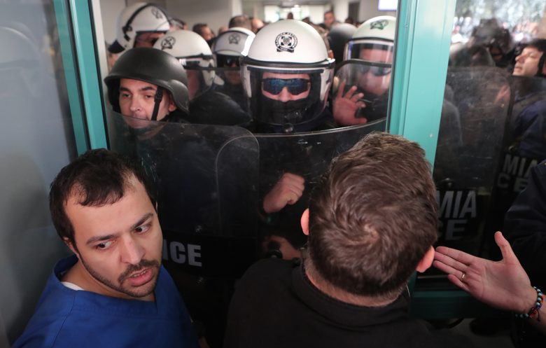 Μεγάλη ένταση στο νοσοκομείο Νίκαιας κατά την επίσκεψη του Άδωνι Γεωργιάδη – Τον υποδέχθηκαν με αποδοκιμασίες και συνθήματα 7 Μεγάλη ένταση στο νοσοκομείο Νίκαιας κατά την επίσκεψη του Άδωνι Γεωργιάδη – Τον υποδέχθηκαν με αποδοκιμασίες και συνθήματα