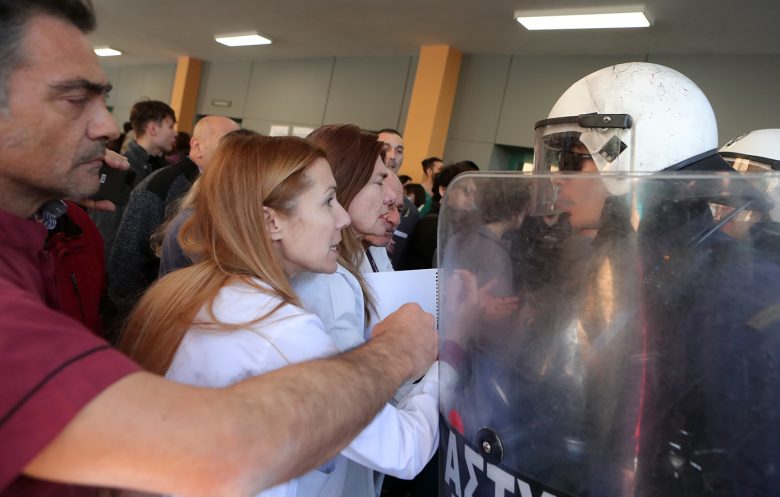 Μεγάλη ένταση στο νοσοκομείο Νίκαιας κατά την επίσκεψη του Άδωνι Γεωργιάδη – Τον υποδέχθηκαν με αποδοκιμασίες και συνθήματα 9 Μεγάλη ένταση στο νοσοκομείο Νίκαιας κατά την επίσκεψη του Άδωνι Γεωργιάδη – Τον υποδέχθηκαν με αποδοκιμασίες και συνθήματα