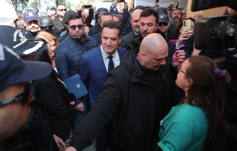 Μεγάλη ένταση στο νοσοκομείο Νίκαιας κατά την επίσκεψη του Άδωνι Γεωργιάδη – Τον υποδέχθηκαν με αποδοκιμασίες και συνθήματα 11 Μεγάλη ένταση στο νοσοκομείο Νίκαιας κατά την επίσκεψη του Άδωνι Γεωργιάδη – Τον υποδέχθηκαν με αποδοκιμασίες και συνθήματα