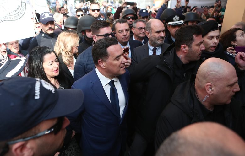 Μεγάλη ένταση στο νοσοκομείο Νίκαιας κατά την επίσκεψη του Άδωνι Γεωργιάδη – Τον υποδέχθηκαν με αποδοκιμασίες και συνθήματα 15 Μεγάλη ένταση στο νοσοκομείο Νίκαιας κατά την επίσκεψη του Άδωνι Γεωργιάδη – Τον υποδέχθηκαν με αποδοκιμασίες και συνθήματα