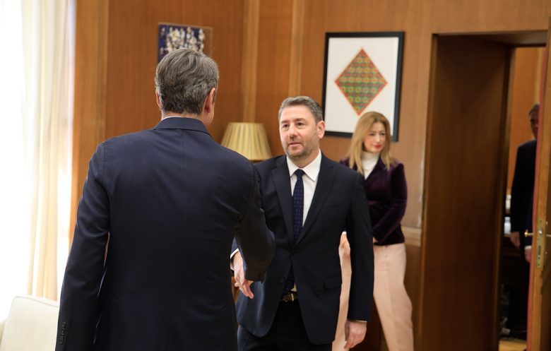 Συνάντηση Μητσοτάκη με τον Ανδρουλάκη: Η σημαία και η καρδιά μας βρίσκεται στην Κύπρο – Προτεραιότητα ο επαναπατρισμός των εγκλωβισμένων Ελλήνων