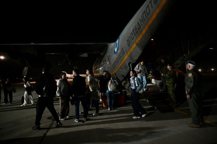 To Υπουργείο Εξωτερικών για τους επαναπατρισμούς Ελλήνων από τη Μέση Ανατολή – Έχουν γυρίσει 277 συμπατριώτες μας 3 To Υπουργείο Εξωτερικών για τους επαναπατρισμούς Ελλήνων από τη Μέση Ανατολή – Έχουν γυρίσει 277 συμπατριώτες μας