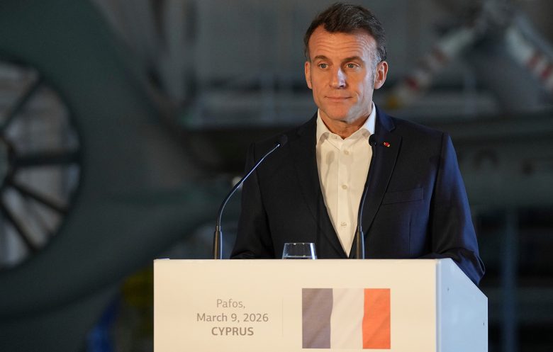 Ολοκληρώθηκε η συνάντηση Μητσοτάκη, Μακρόν και Χριστοδουλίδη στην Πάφο – «Όταν επιτίθεται κάποιος στην Κύπρο, επιτίθεται στην Ευρώπη» 25 Ολοκληρώθηκε η συνάντηση Μητσοτάκη, Μακρόν και Χριστοδουλίδη στην Πάφο – «Όταν επιτίθεται κάποιος στην Κύπρο, επιτίθεται στην Ευρώπη»