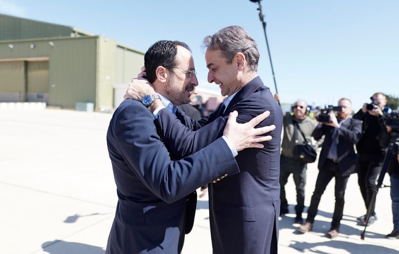 Ολοκληρώθηκε η συνάντηση Μητσοτάκη, Μακρόν και Χριστοδουλίδη στην Πάφο – «Όταν επιτίθεται κάποιος στην Κύπρο, επιτίθεται στην Ευρώπη» 21 Ολοκληρώθηκε η συνάντηση Μητσοτάκη, Μακρόν και Χριστοδουλίδη στην Πάφο – «Όταν επιτίθεται κάποιος στην Κύπρο, επιτίθεται στην Ευρώπη»