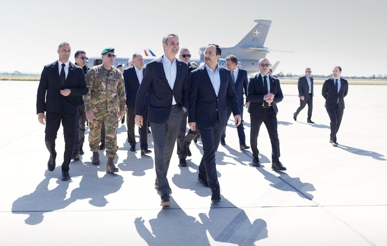 Ολοκληρώθηκε η συνάντηση Μητσοτάκη, Μακρόν και Χριστοδουλίδη στην Πάφο – «Όταν επιτίθεται κάποιος στην Κύπρο, επιτίθεται στην Ευρώπη» 19 Ολοκληρώθηκε η συνάντηση Μητσοτάκη, Μακρόν και Χριστοδουλίδη στην Πάφο – «Όταν επιτίθεται κάποιος στην Κύπρο, επιτίθεται στην Ευρώπη»