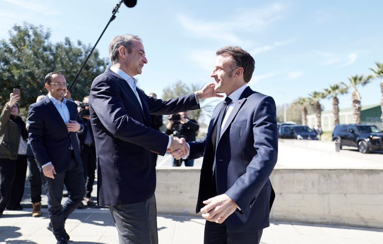 Ολοκληρώθηκε η συνάντηση Μητσοτάκη, Μακρόν και Χριστοδουλίδη στην Πάφο – «Όταν επιτίθεται κάποιος στην Κύπρο, επιτίθεται στην Ευρώπη» 15 Ολοκληρώθηκε η συνάντηση Μητσοτάκη, Μακρόν και Χριστοδουλίδη στην Πάφο – «Όταν επιτίθεται κάποιος στην Κύπρο, επιτίθεται στην Ευρώπη»