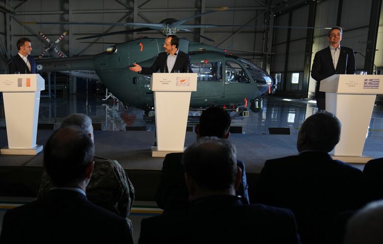 Ολοκληρώθηκε η συνάντηση Μητσοτάκη, Μακρόν και Χριστοδουλίδη στην Πάφο – «Όταν επιτίθεται κάποιος στην Κύπρο, επιτίθεται στην Ευρώπη» 27 Ολοκληρώθηκε η συνάντηση Μητσοτάκη, Μακρόν και Χριστοδουλίδη στην Πάφο – «Όταν επιτίθεται κάποιος στην Κύπρο, επιτίθεται στην Ευρώπη»