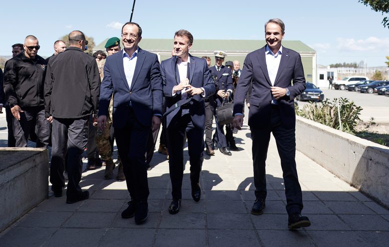 Ολοκληρώθηκε η συνάντηση Μητσοτάκη, Μακρόν και Χριστοδουλίδη στην Πάφο – «Όταν επιτίθεται κάποιος στην Κύπρο, επιτίθεται στην Ευρώπη» 13 Ολοκληρώθηκε η συνάντηση Μητσοτάκη, Μακρόν και Χριστοδουλίδη στην Πάφο – «Όταν επιτίθεται κάποιος στην Κύπρο, επιτίθεται στην Ευρώπη»