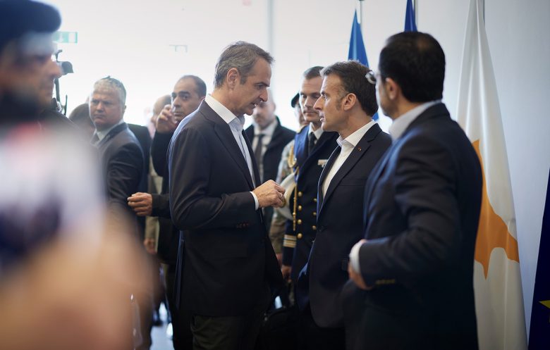 Ολοκληρώθηκε η συνάντηση Μητσοτάκη, Μακρόν και Χριστοδουλίδη στην Πάφο – «Όταν επιτίθεται κάποιος στην Κύπρο, επιτίθεται στην Ευρώπη» 11 Ολοκληρώθηκε η συνάντηση Μητσοτάκη, Μακρόν και Χριστοδουλίδη στην Πάφο – «Όταν επιτίθεται κάποιος στην Κύπρο, επιτίθεται στην Ευρώπη»